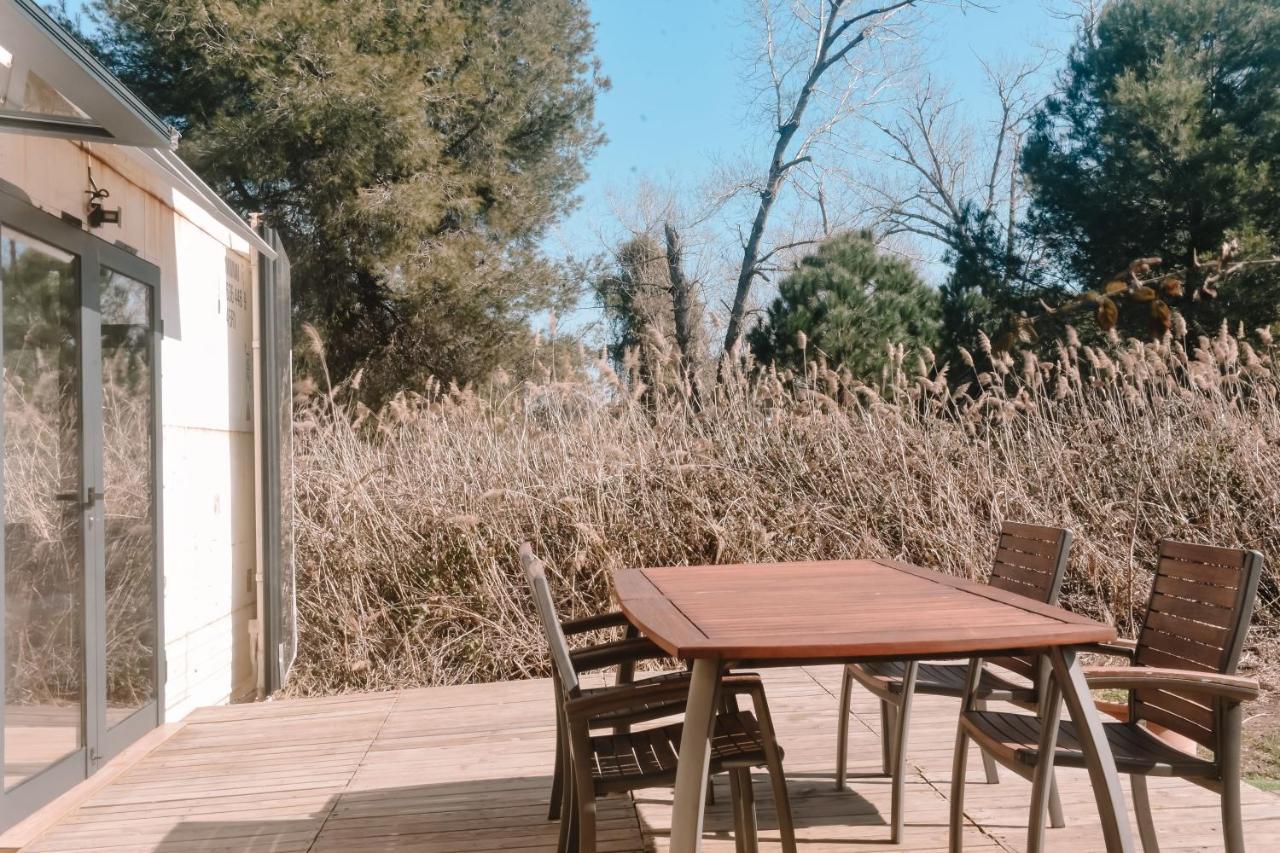 Cooltainer Retreat: Sustainable Coastal Forest Tiny House Near Barcelona Castelldefels Bagian luar foto