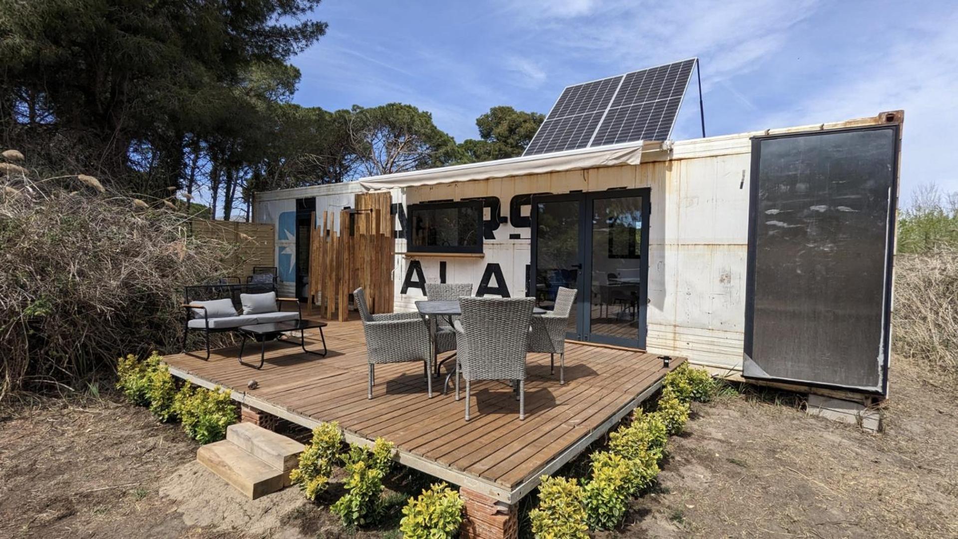 Cooltainer Retreat: Sustainable Coastal Forest Tiny House Near Barcelona Castelldefels Bagian luar foto