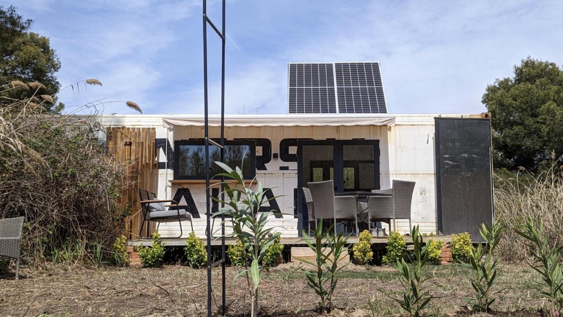 Cooltainer Retreat: Sustainable Coastal Forest Tiny House Near Barcelona Castelldefels Bagian luar foto